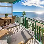 Cozy 2 Bedroom With Magic Sea View 아파트